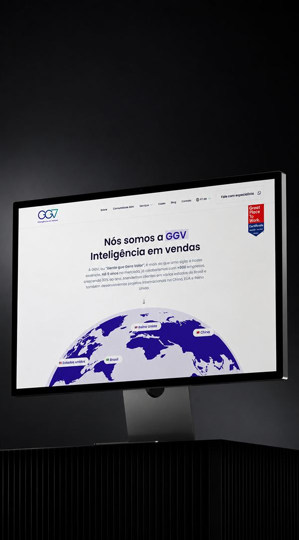 Monitor exibindo o site da GGV Inteligência em Vendas com globo interativo